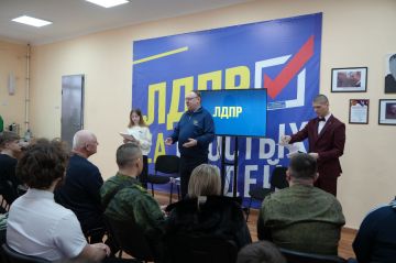 РАЗНЫЕ ЭПОХИ — ОДИН ДУХ. В преддверии Дня защитника Отечества в Алчевском местном отделении ЛДПР прошла целая серия патриотических мероприятий