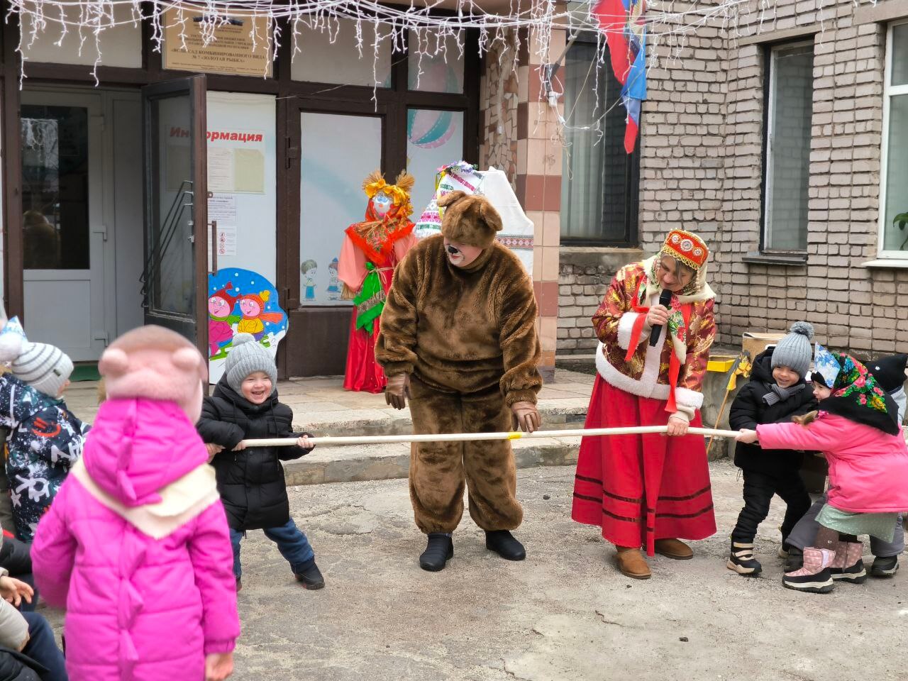 Сегодня в ГБДОУ ЛНР №7 "Золотая рыбка" прошёл традиционный и всеми любимый праздник — Масленица! Воспитанники логопедических групп №9 и №10 собрались, чтобы проводить Зимушку и встретить долгожданную Весну