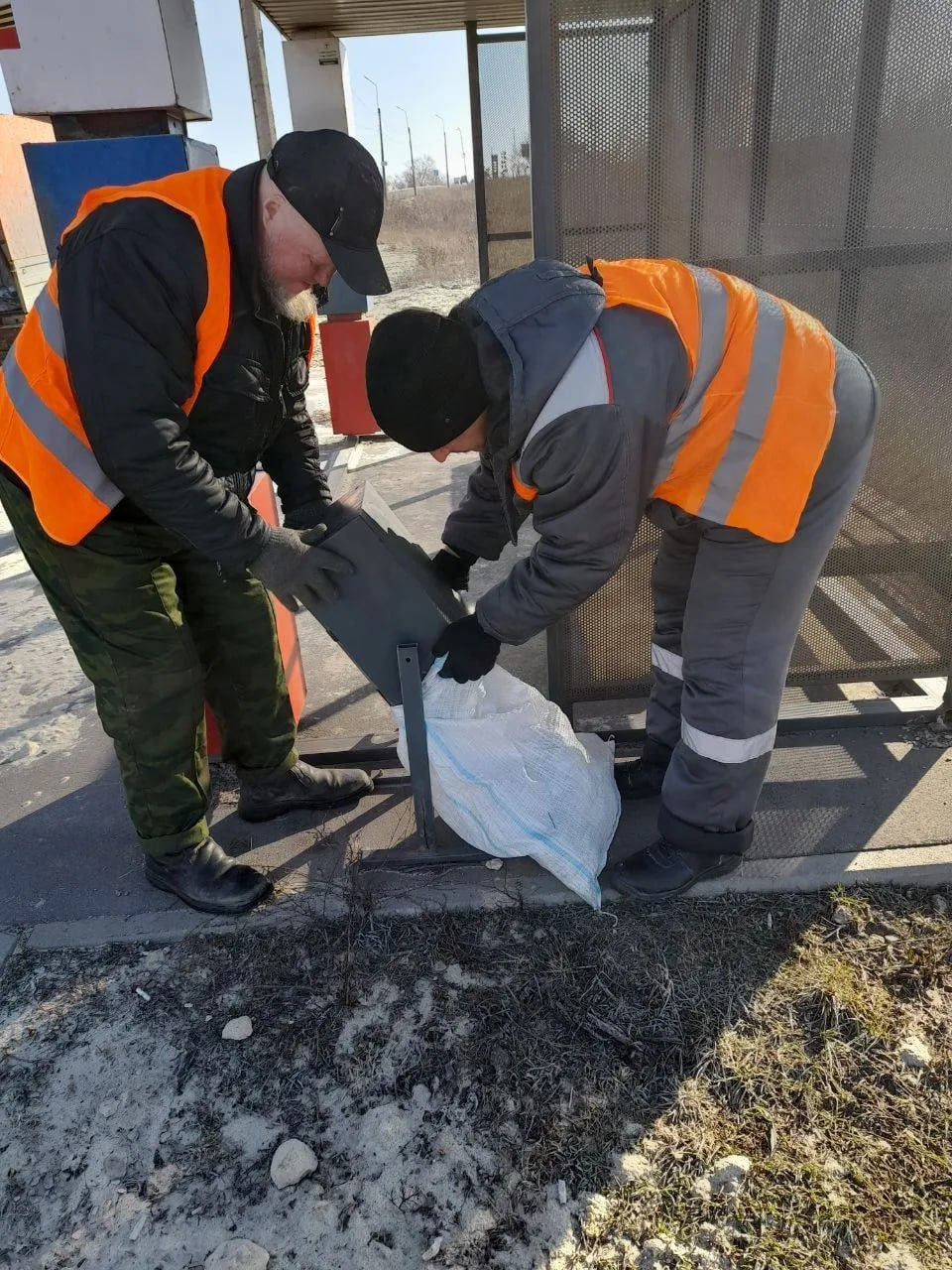 Автодороги региона становятся чище и безопаснее благодаря труду специалистов дорожных служб