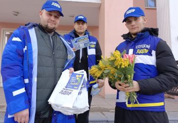 Друзья, делимся с вами праздничным настроением и красивыми улыбками прелестных жительниц нашего города