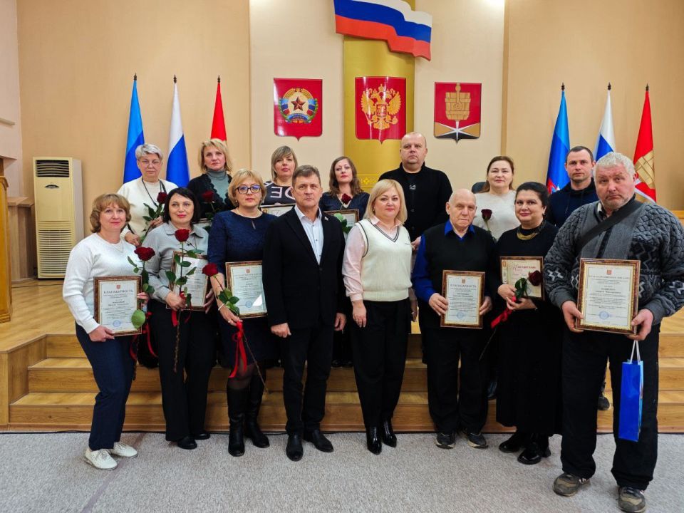 В преддверии профессионального праздника людей ответственных за благополучие каждого дома и каждой улицы, Председатель Совета городского округа город Алчевск, Роман Лысенко вручил благодарственные письма от Совета...