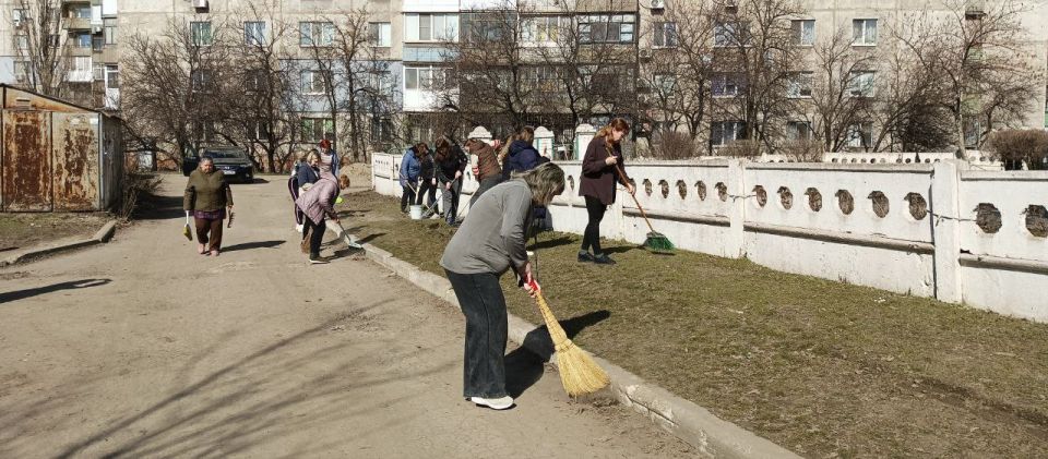 Продолжаем субботники!. Активно включились в наведение порядка на своих территориях работники всех образовательных учреждений города - сообщает телеграм-канал "Образование Алчевска"