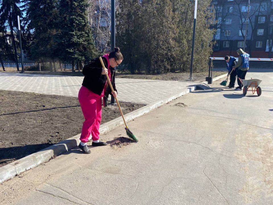 Продолжаем субботники!. 14 марта провели субботник представители отдела молодежной политики, молодежного центра "Продвижение", Единой России