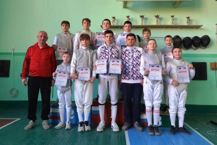 Виктор Водолацкий: Воспитанники Алчевского казачьего кадетского корпуса имени генерала Матвея Ивановича Платова приняли участие в соревнованиях на рапирах