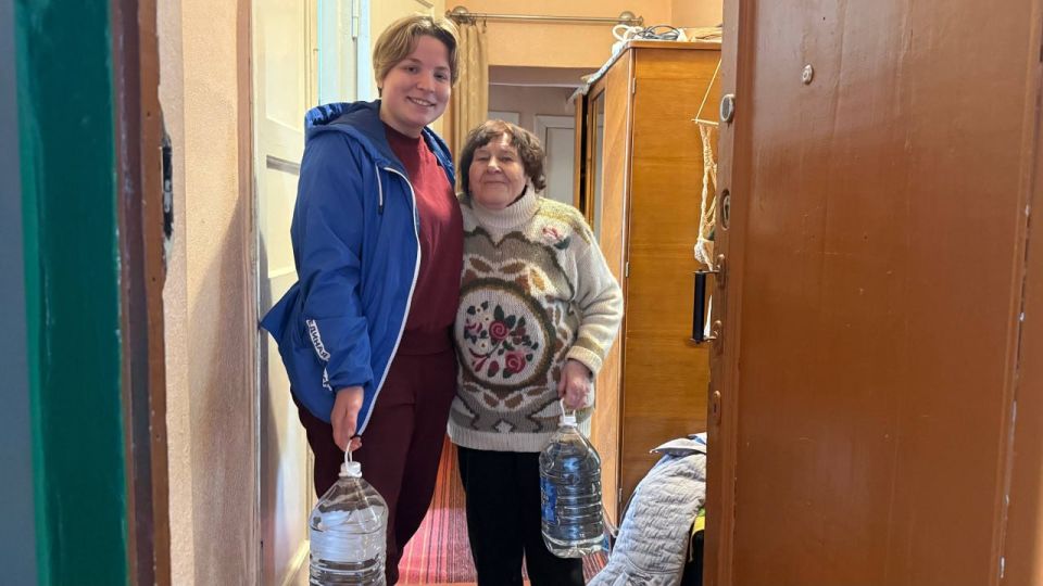 Единороссы Алчевска помогают горожанам