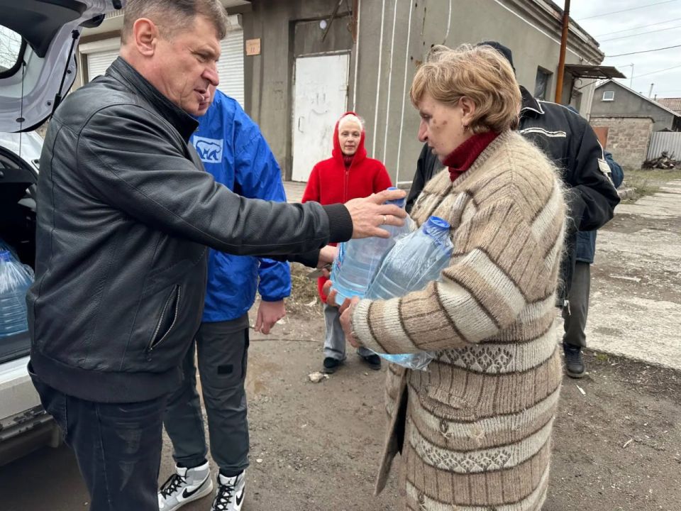 Роман Лысенко: Помогаем тем, кто нуждается: доставка воды в Алчевске!