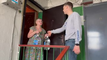 Единороссы Алчевска продолжают адресную доставку воды маломобильным жителям города