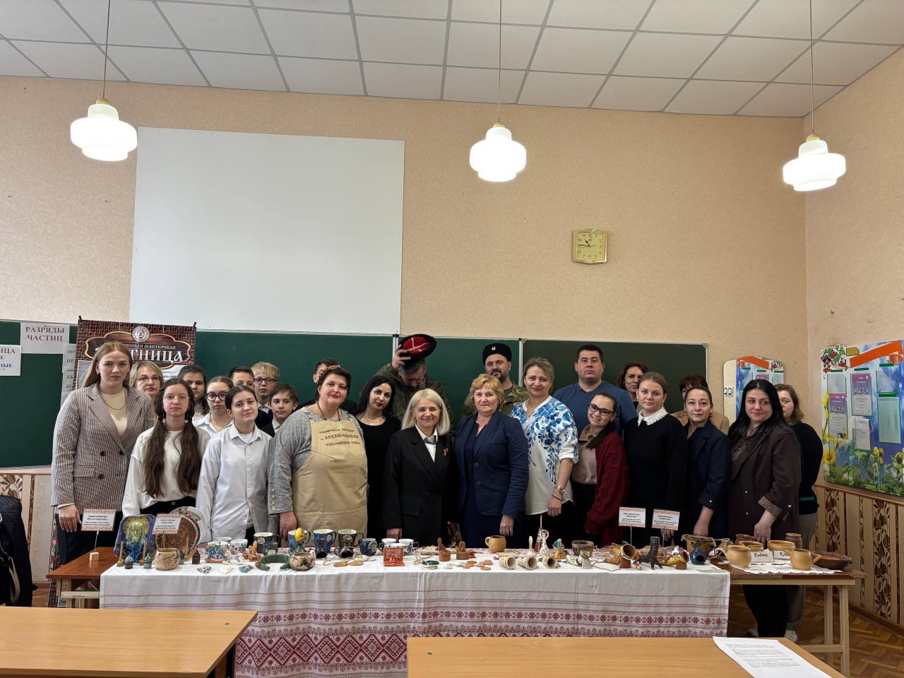 Тёплая встреча двух школ и двух городов состоялась сегодня в Алчевском коллегиуме № 1 имени Христины Алчевской