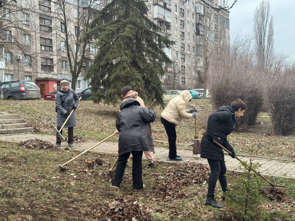 Представители Алчевского местного отделения Союза женщин России совместно с Администрацией города и членами партии «Единая Россия»провели субботник