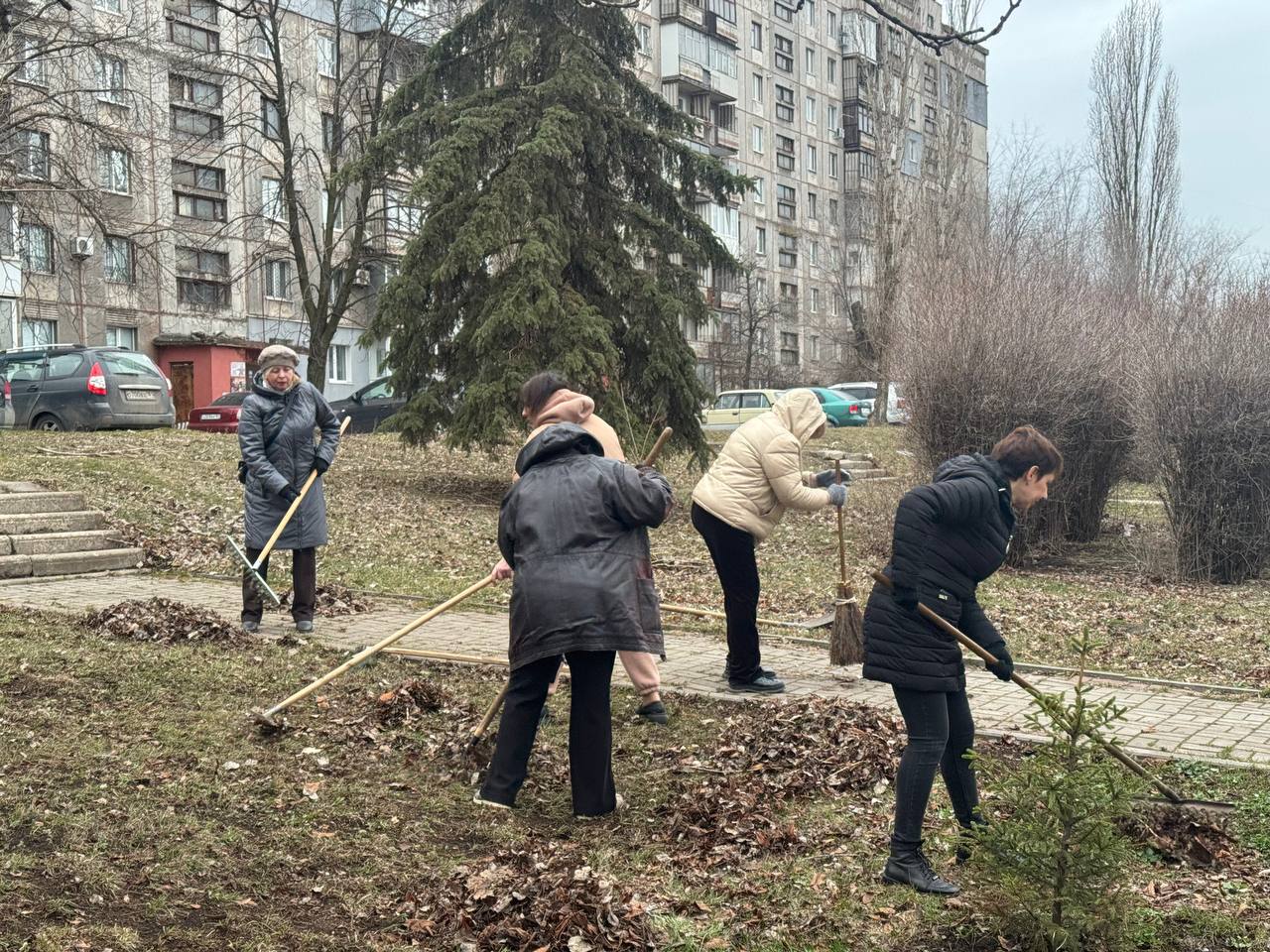Представители Алчевского местного отделения Союза женщин России совместно с Администрацией города и членами партии «Единая Россия»провели субботник