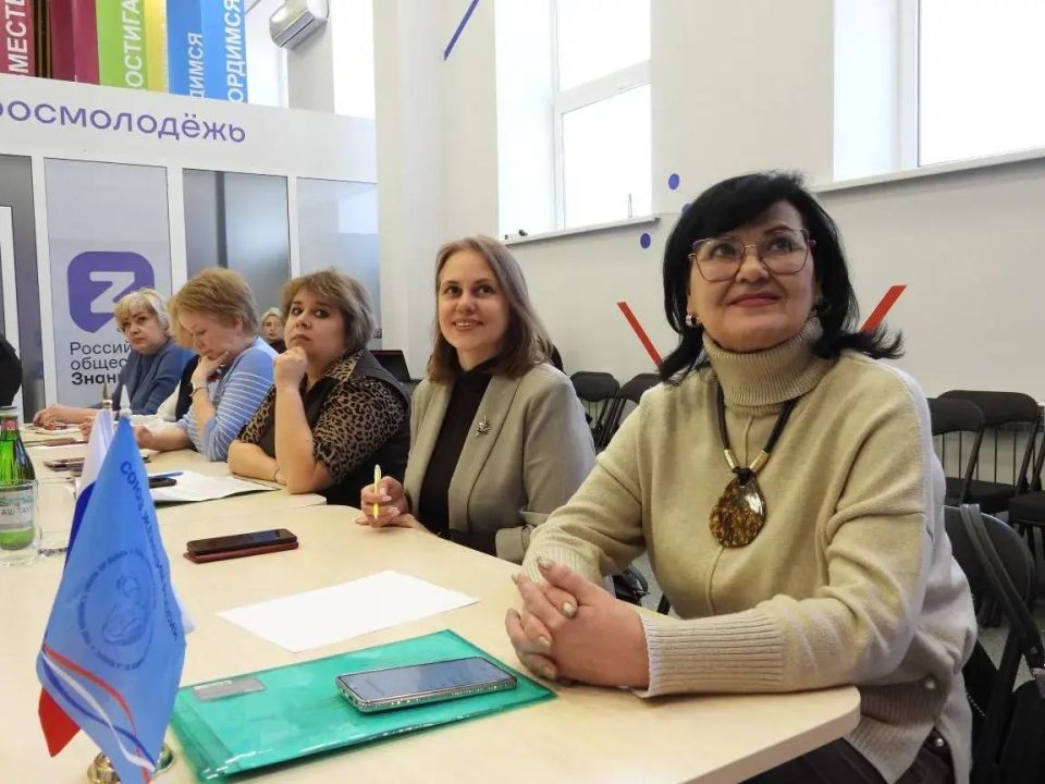 На базе МБУ «Алчевский молодежный центр» состоялся телемост «Женщины России — цели, задачи и проблемы», посвященный истории первых женщин-героев Советского Союза и роли женщин в современном обществе с Алчевским местным...