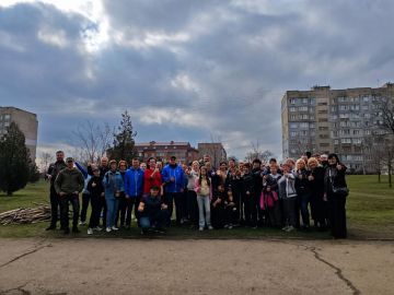 Единороссы Алчевска приняли участие в весеннем субботнике