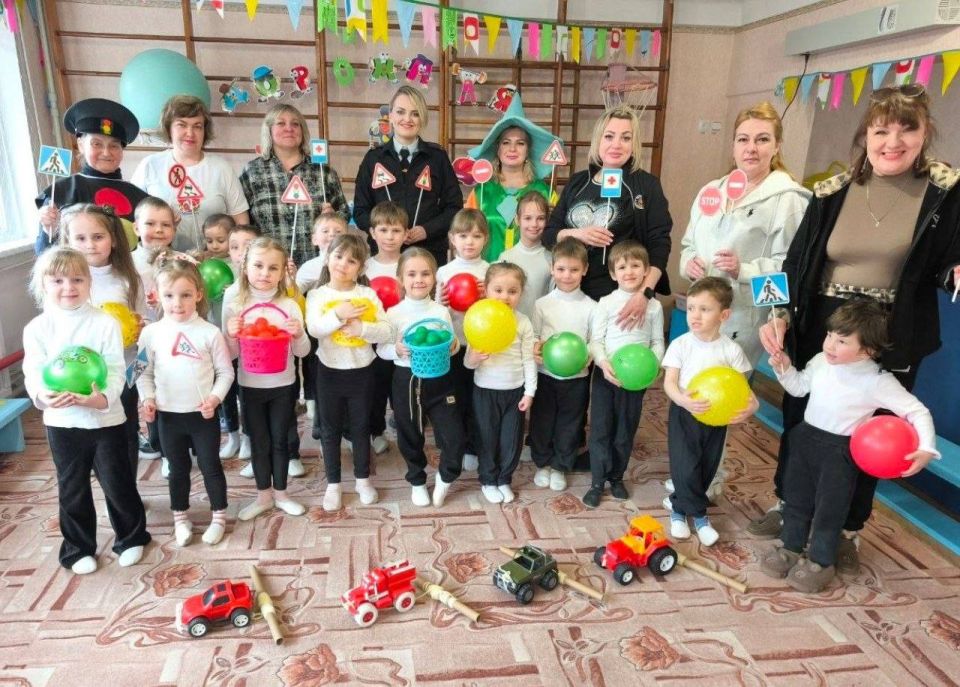 Сотрудники Госавтоинспекции МВД по ЛНР проводят практические занятия по ПДД с юными участниками дорожного движения