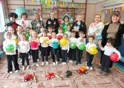 Сотрудники Госавтоинспекции МВД по ЛНР проводят практические занятия по ПДД с юными участниками дорожного движения