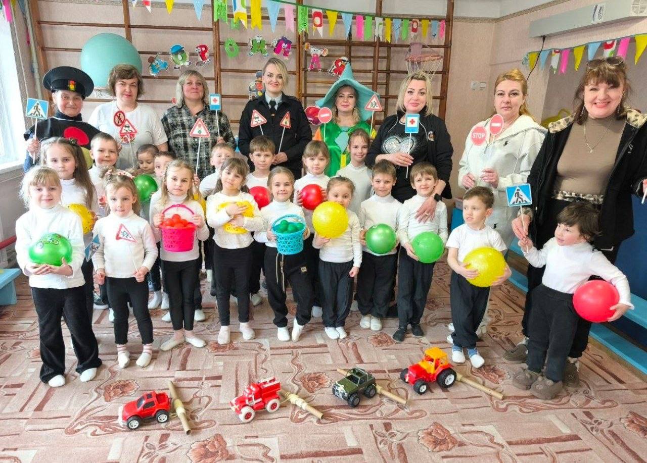 Сотрудники Госавтоинспекции МВД по ЛНР проводят практические занятия по ПДД с юными участниками дорожного движения