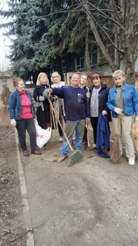 А у нас субботник!. Более 500 работников образования сегодня сделали наш родной город чище и уютнее!