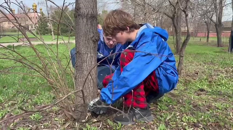 В Алчевске по инициативе «Единой России» прошел весенний субботник в рамках эстафеты «Весна – пора наводить порядки»