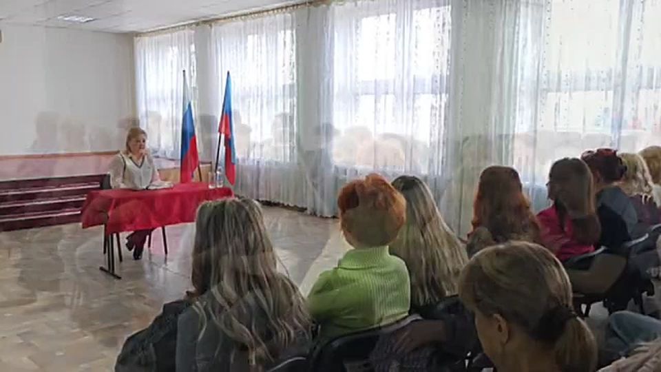 Светлана Гребенькова: Сегодня провела встречу с трудовым коллективом АСШ № 24 им. Ю.М.Дейнеко. Такие встречи с алчевцами стали хорошей традицией