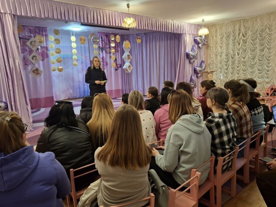 Алчевские госавтоинспекторы напомнили родителям об опасности мототранспорта для детей