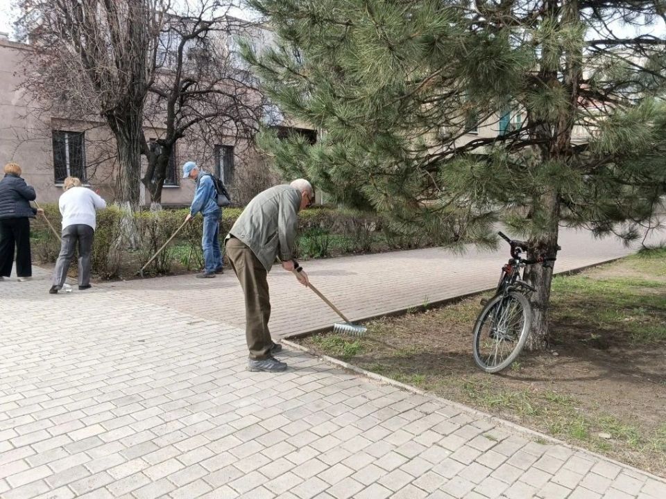 Коллективы учреждений культуры продолжают участие в субботниках