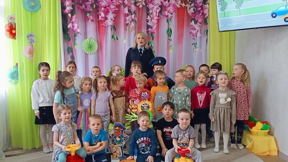 Алчевские дошколята повторили Правила дорожного движения