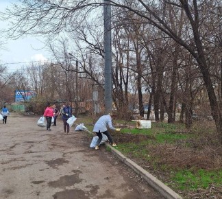 3 апреля работники МУП "Рынок города Алчевска" приняли участие в общегородском субботнике, очистив от мусора территории общего пользования
