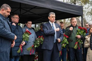 Лидер ЛДПР Леонид Слуцкий вместе с партийцами, парламентариями и сторонниками почтил память Основателя партии Владимира Жириновского на Новодевичьем кладбище