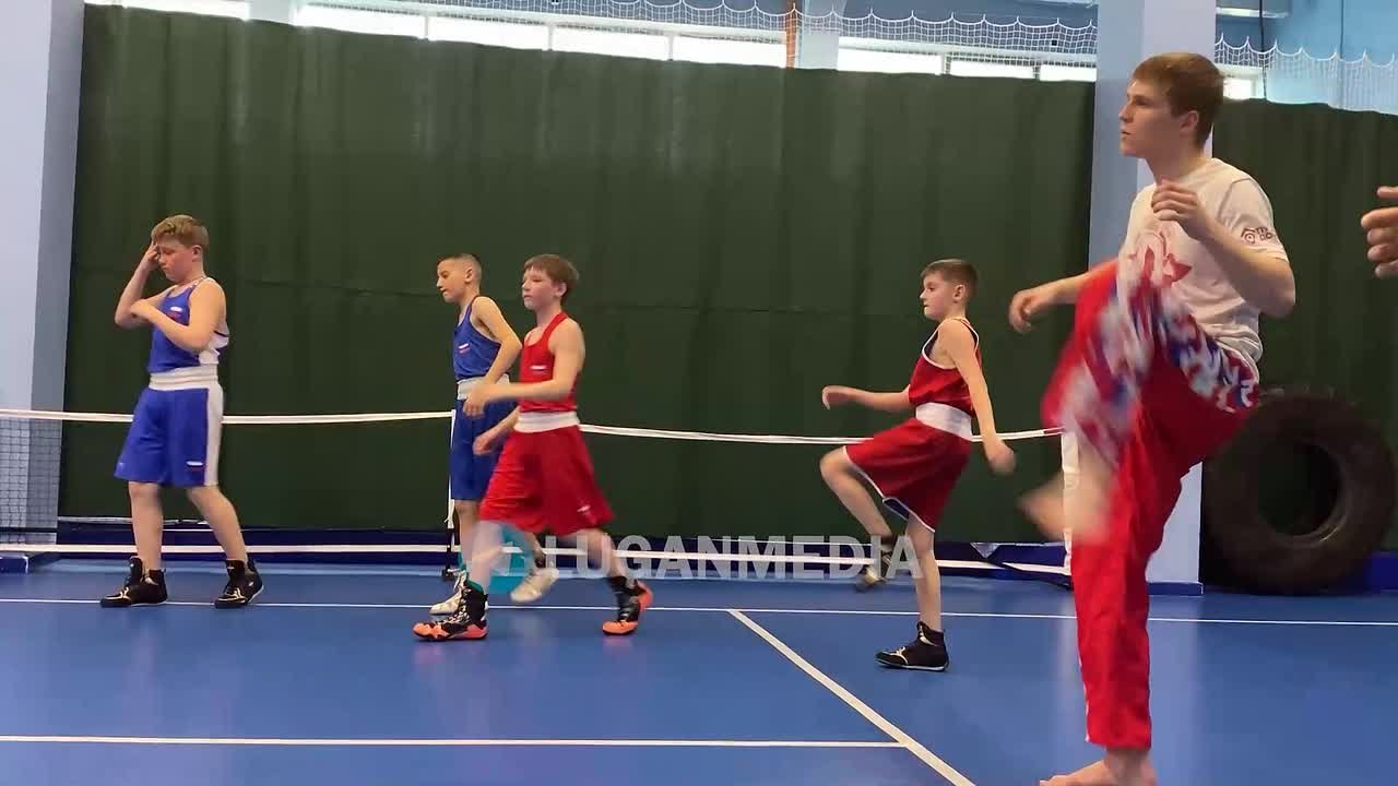 В Алчевской детско-юношеской спортивной школе № 1 состоялась открытая тренировка по кикбоксингу