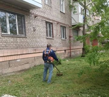Службы ЖКХ продолжают работы по покосу травы на территории города