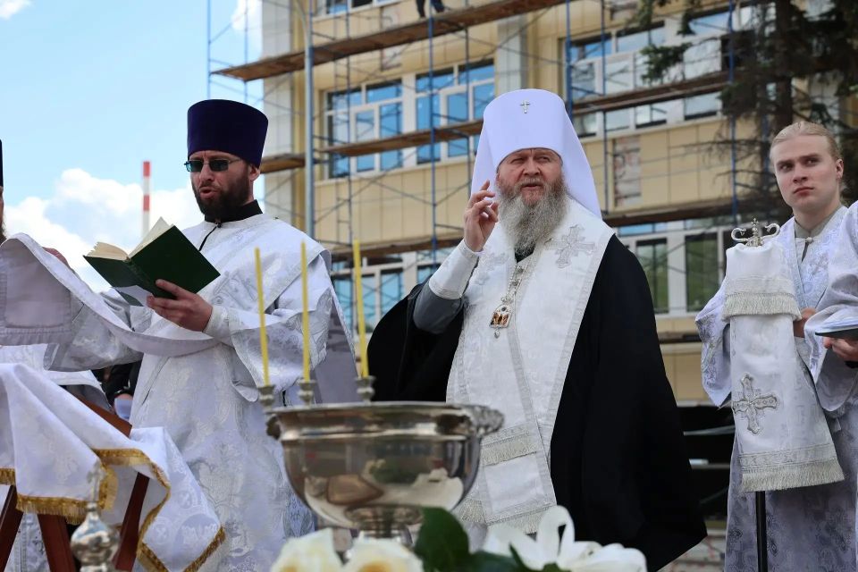 Митрополит Луганский и Алчевский Пантелеимон освятил место строительства храма-часовни на территории медсанчасти республиканского МВД