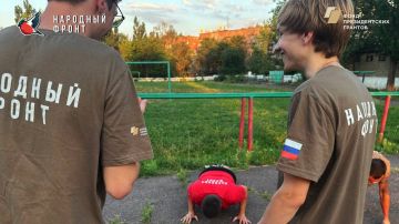 Снегири вышли на летнюю площадку, чтобы провести энергичную разминку на свежем воздухе!