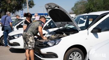 Соцфонд передал 16 спецавтомобилей жителям ЛНР, пострадавшим на производстве