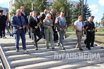 В Алчевске состоялась торжественная церемония возложения цветов, приуроченная ко Дню города